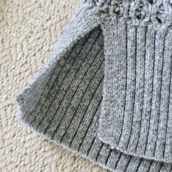 American Eagle Gray V Neck Long Sleeve Sweater Size XS - Picture 6 of 14